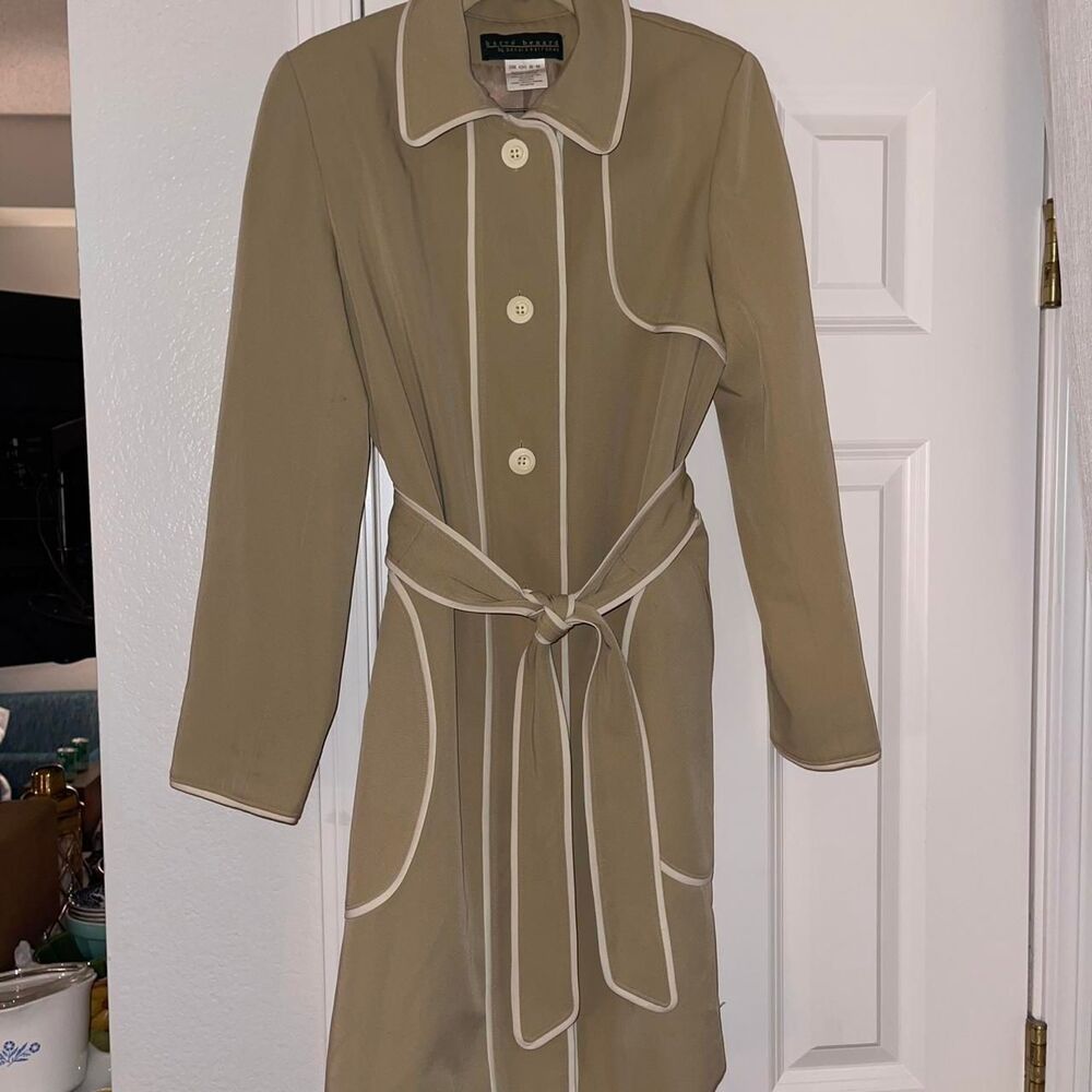 Harve Benard Women's Khaki and White Coat size 6